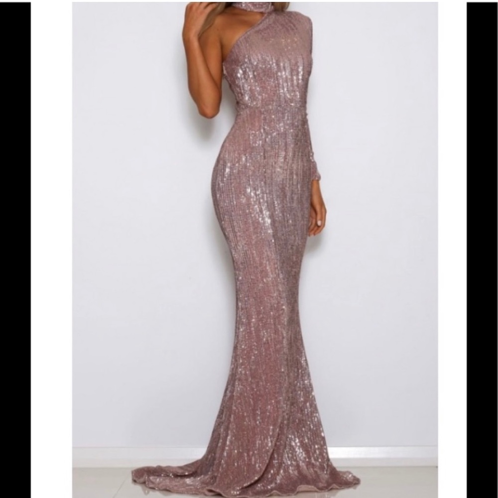 Gorgeous one shoulder gown!